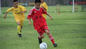 足球员困境:询问小孩点球该往哪扑,童真指引能否成真?