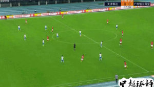 足球边裁能否提示犯规？关键判罚环节引发诸多探讨