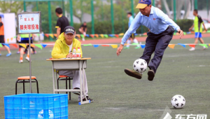 足球用脚夹球违法吗