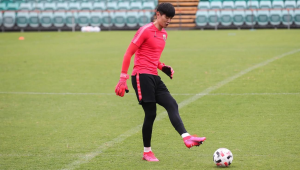 足球左脚守门员犯规吗？规则细节与判罚争议全解析