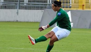 腿部酸痛的女性还能踏上足球场尽情踢球吗?