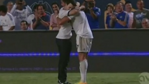 足球球迷进场,拥抱与否:赛场内外的别样情感碰撞