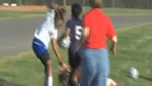 女生打架还带足球，这种行为究竟正不正常？