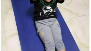 女孩踢足球是否需要平板支撑