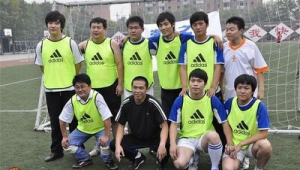 你想参加我们的足球比赛吗