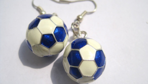 男生踢足球时能戴耳饰吗？这些要点你得知道