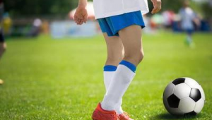 脚背踢足球会疼痛吗女生