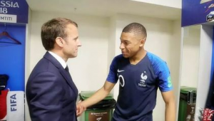 马克龙这么爱足球吗？频繁现身赛场为法国队激情助威引关注