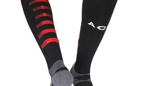 足球袜过膝且带黑色条纹，这样的搭配究竟好不好看？