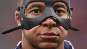 踢足球的球员戴面具吗