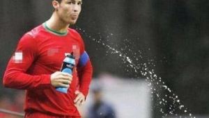 足球比赛中球员究竟能不能喝水?背后规则与影响因素探讨