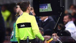 足球主裁判能否看VAR？是争议焦点还是规则必然？