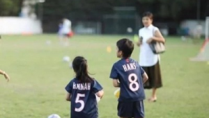 哥哥真的会踢足球吗？带你一探究竟哥哥在足球场上的真实实力