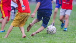 光脚在足球上滚球是否违法?探究此行为背后的法律界限