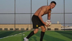 用足球可以练腹肌吗？答案竟然是……