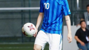 踢足球的男人，这般模样，够爷们儿吗？