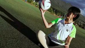 排球服能拿来踢足球吗?探究不同运动服装的适配性