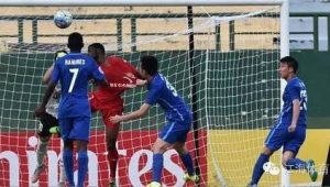 踢足球时拉人犯规吗？这一行为的判定规则与影响解析