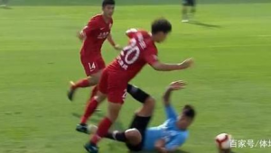 足球角落踹人是否算犯规,规则界定及相关争议解析