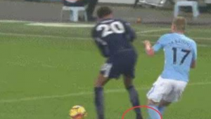 踢足球背后勾人犯规与否：规则界限与赛场争议探讨