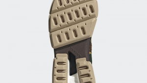 鞋底镂空还能踢足球吗?探究镂空鞋底在足球运动中的可行性