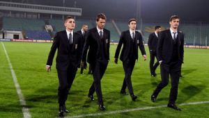 女足球教练着装探秘：是否都需身着西服？