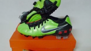 耐克大青蛙足球鞋问世时间探秘