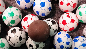 足球奶糖孩子能不能吃?关于足球奶糖孩子食用的探讨