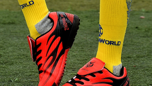 踢足球是要钉子鞋吗