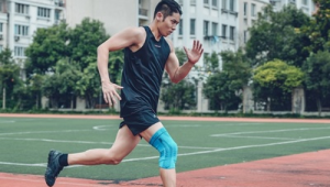 踢足球建议戴护膝吗？解析护膝在足球运动中的必要性