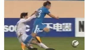 足球比赛中用腿犯规情况解析：规则界定与常见情形探讨