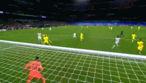 足球手在胸前算手球吗