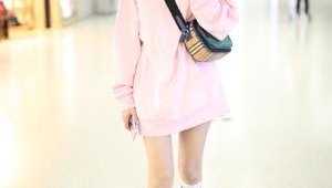 冬天足球袜搭配小白鞋可行吗？探讨冬季足球袜与小白鞋搭配之道