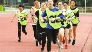 女生体育考试考足球吗