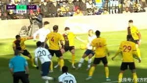 足球里防守人犯规吗？争议判罚引关注，赛场风云起波澜