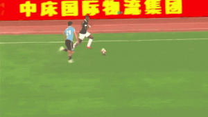 足球半场直接踢是否算犯规，规则解读与争议探讨