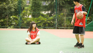 女生喜欢男生打足球吗