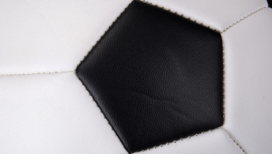 真皮足球出现裂纹正常吗?一文带你了解其中缘由