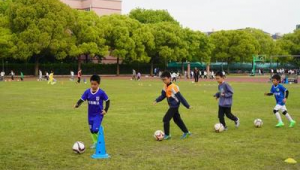 学校下课为何不让踢足球？背后原因引深思