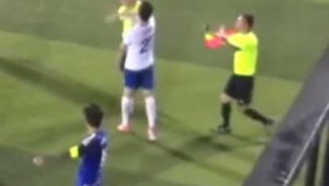 足球赛中打架是否违法?法律边界与赛场规则深度剖析