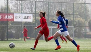 女生踢足球出现黑指甲正常吗