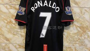 复古足球服黑色适合女生吗？魅力与风格的独特碰撞