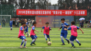 足球学校招生要看分数吗