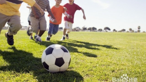 小孩子踢足球足球超过头部是否犯规探讨