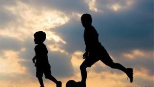 孩子感冒了还去踢足球吗?需权衡健康与运动的抉择