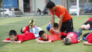 足球比赛教练捡球犯规吗