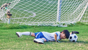 踢足球的男生总是受伤吗？探寻足球场上的伤痛真相