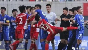 看足球时砸一千万财物是否犯法?法律边界探究