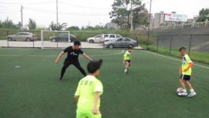 足球场能用脚尖踢球吗中国