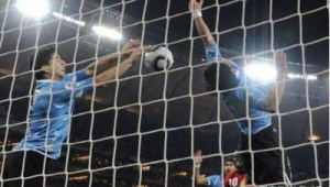 足球踢到横梁内侧是否算进?规则解读与争议探讨